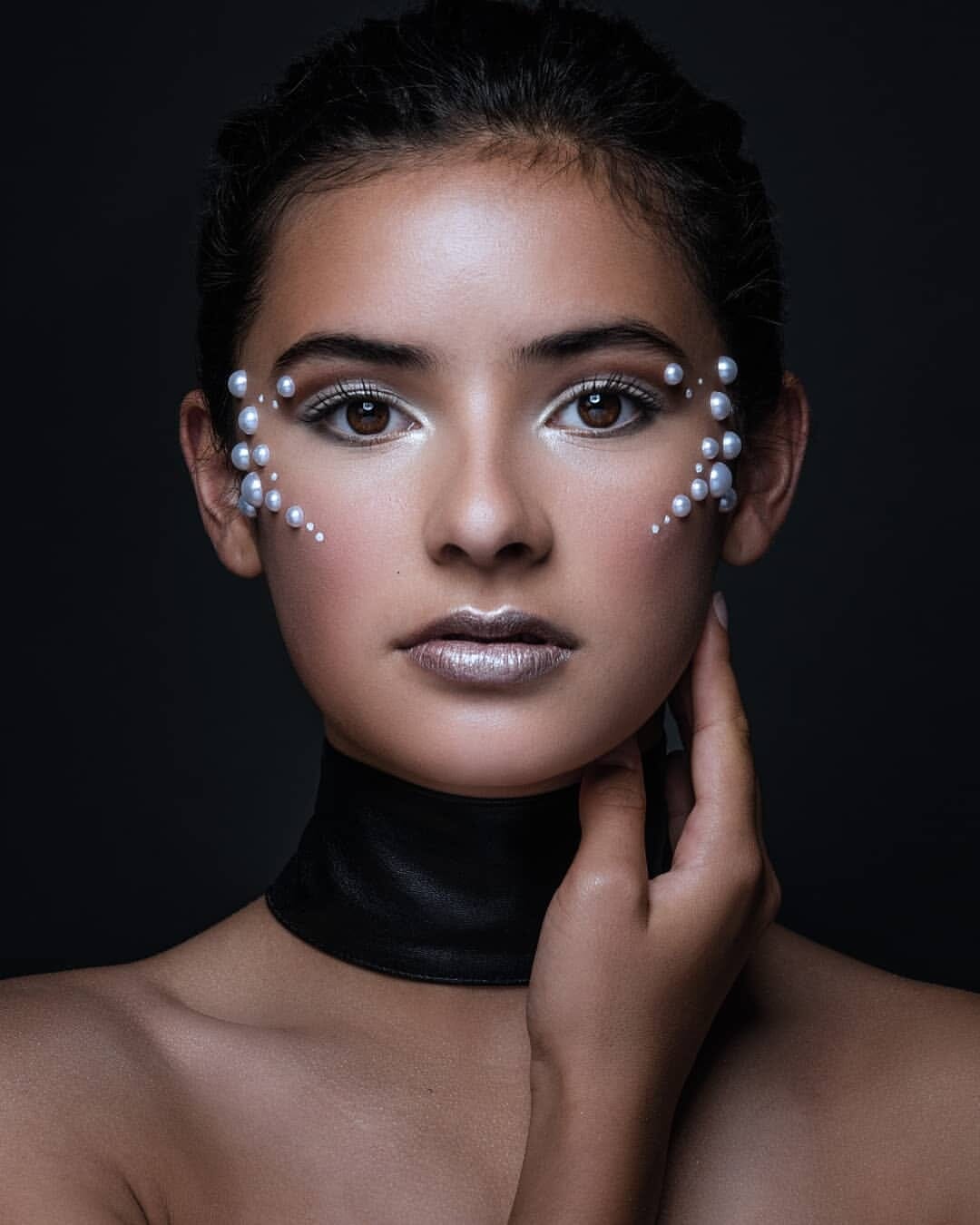 Discover stunning silver makeup looks for a touch of elegance. Explore step-by-step tutorials and inspiration for your next glamorous makeover.